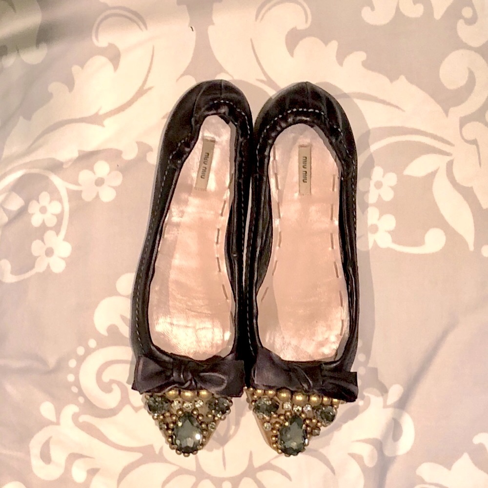Black gem Miu Miu flats🎉HP🎉